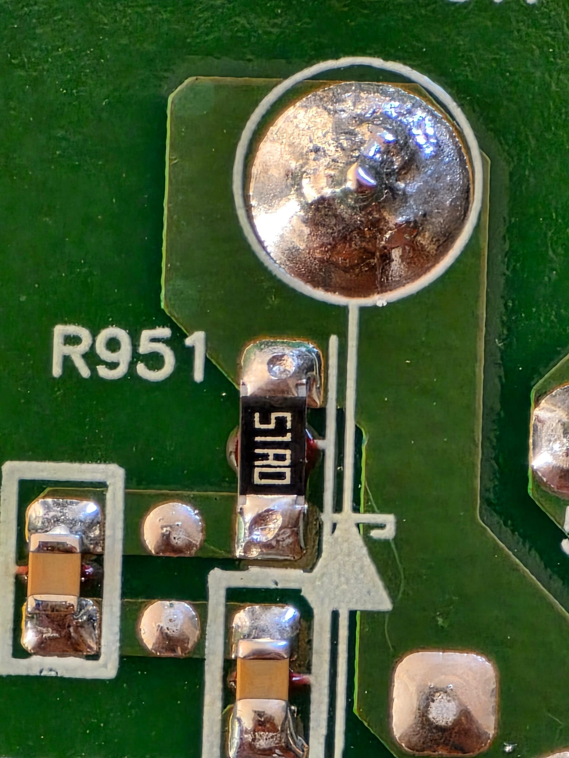 Detaliu cu rezistența R951 marcată pe placa de circuit a televizorului Sony.