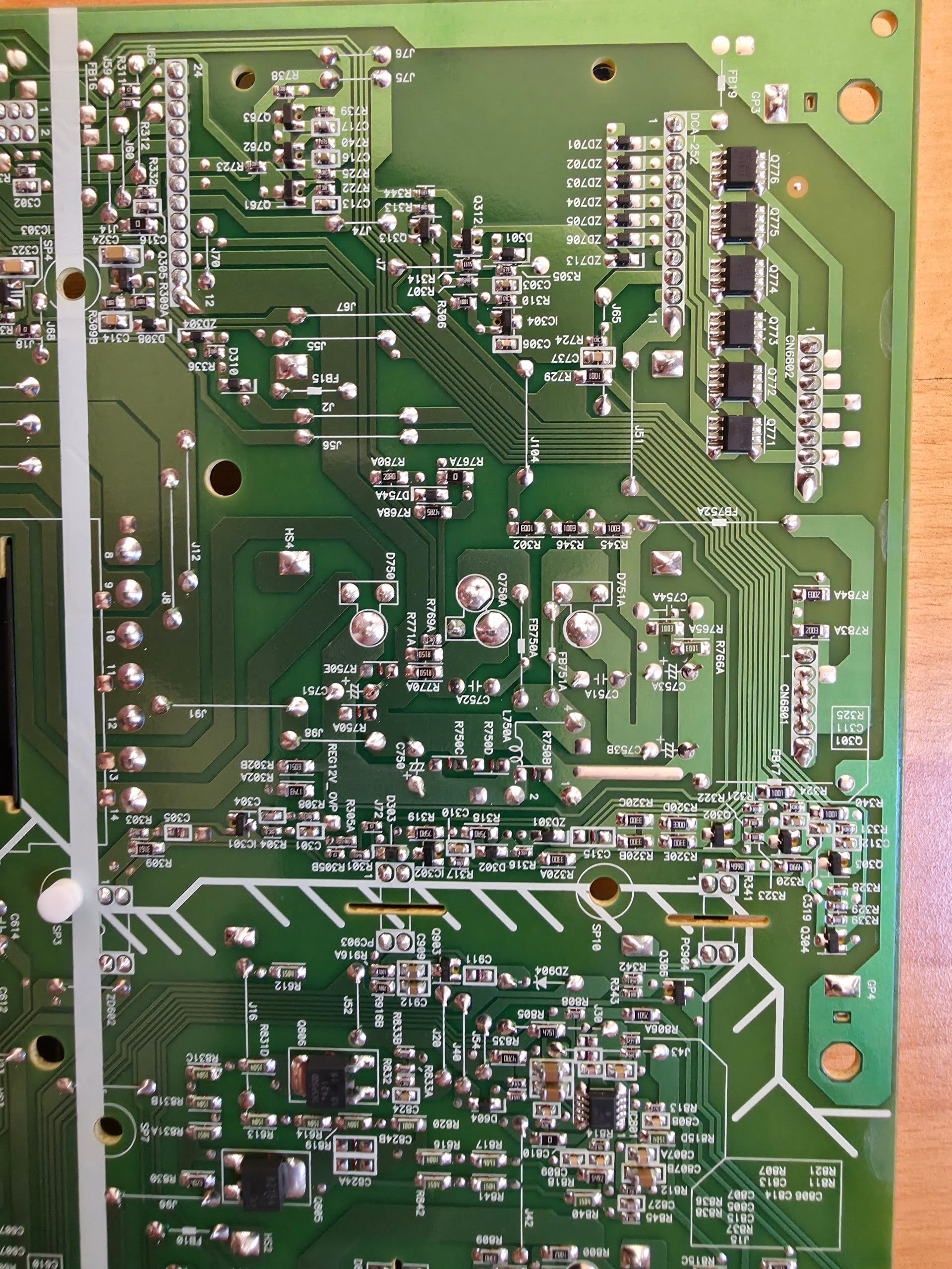Vedere de ansamblu a plăcii electronice principale din interiorul televizorului Sony 4K.