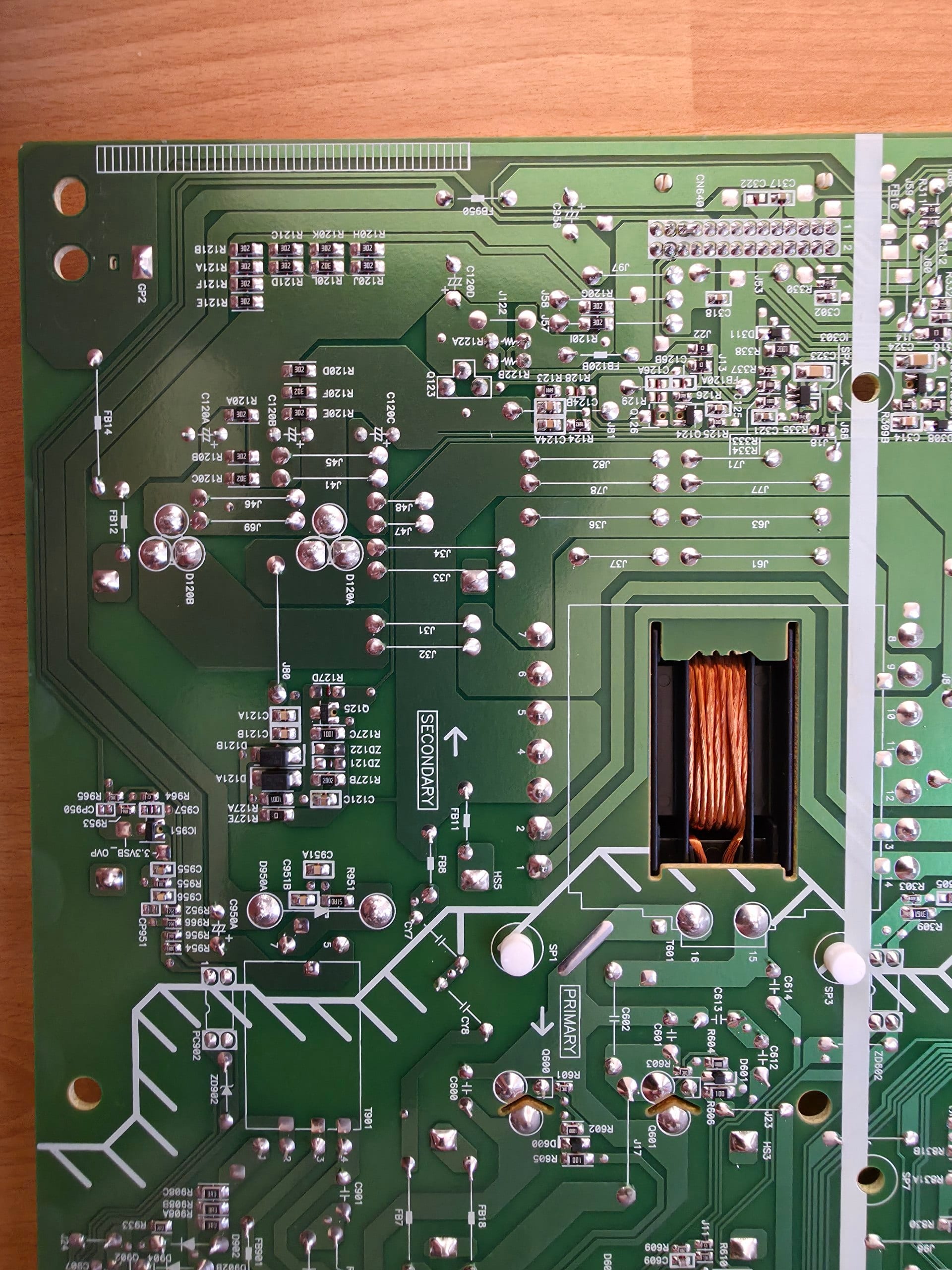 Secțiunea secundară a plăcii de alimentare, cu diverse componente electronice montate pe cablaj.