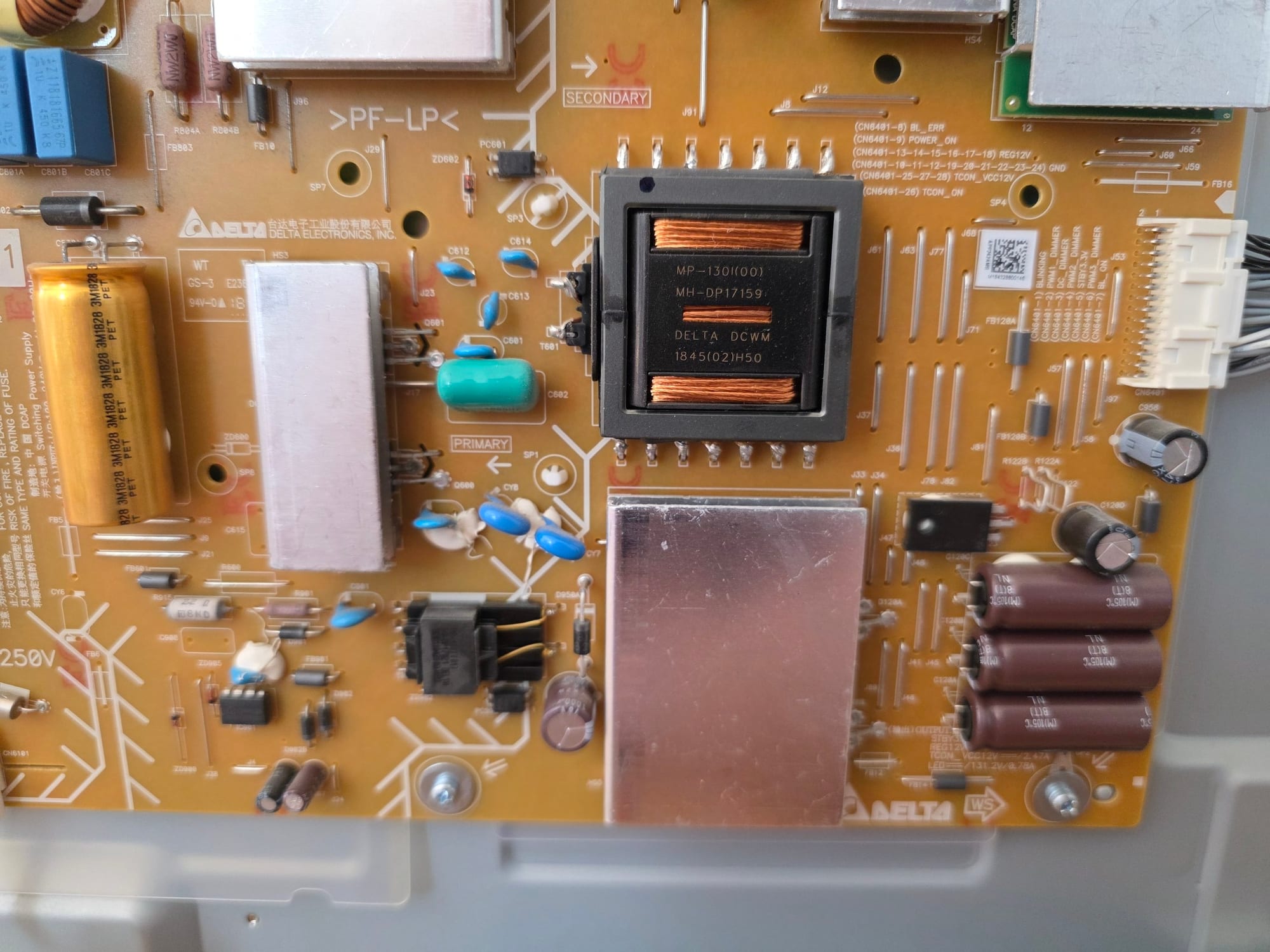 Placa de alimentare Delta Electronics cu transformatorul central și radiatoarele de răcire vizibile.