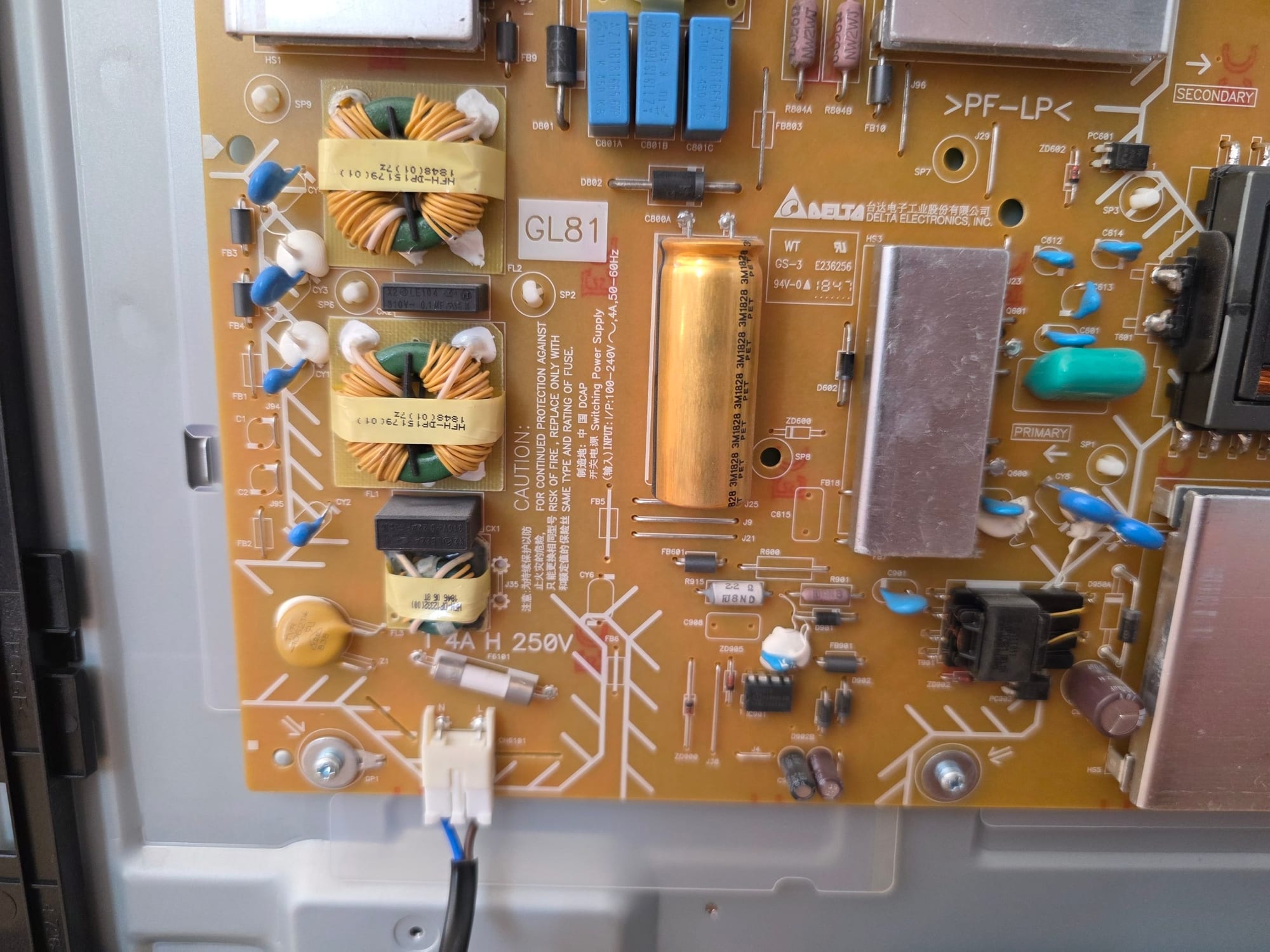 Vedere detaliată a secțiunii de intrare a sursei de alimentare cu condensator electrolitic mare.