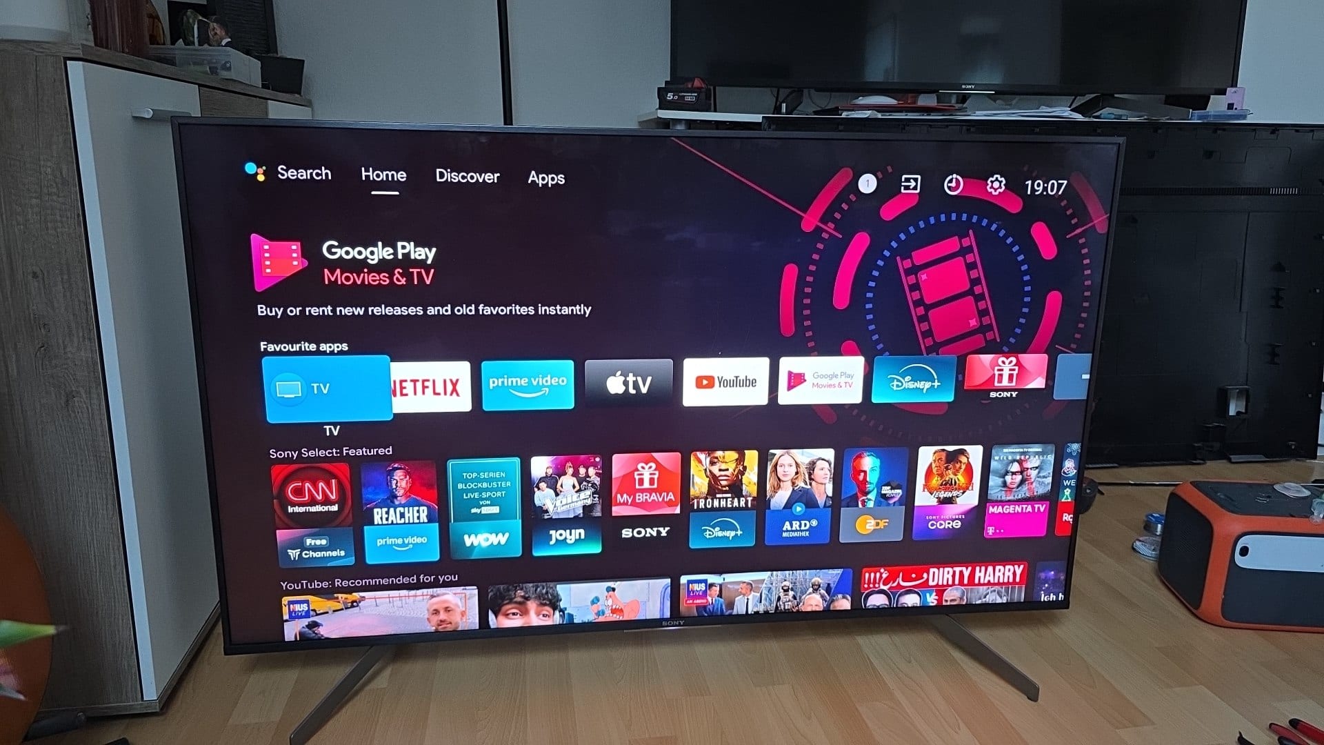 Interfața smart a televizorului Sony afișând meniul principal după reparația reușită.