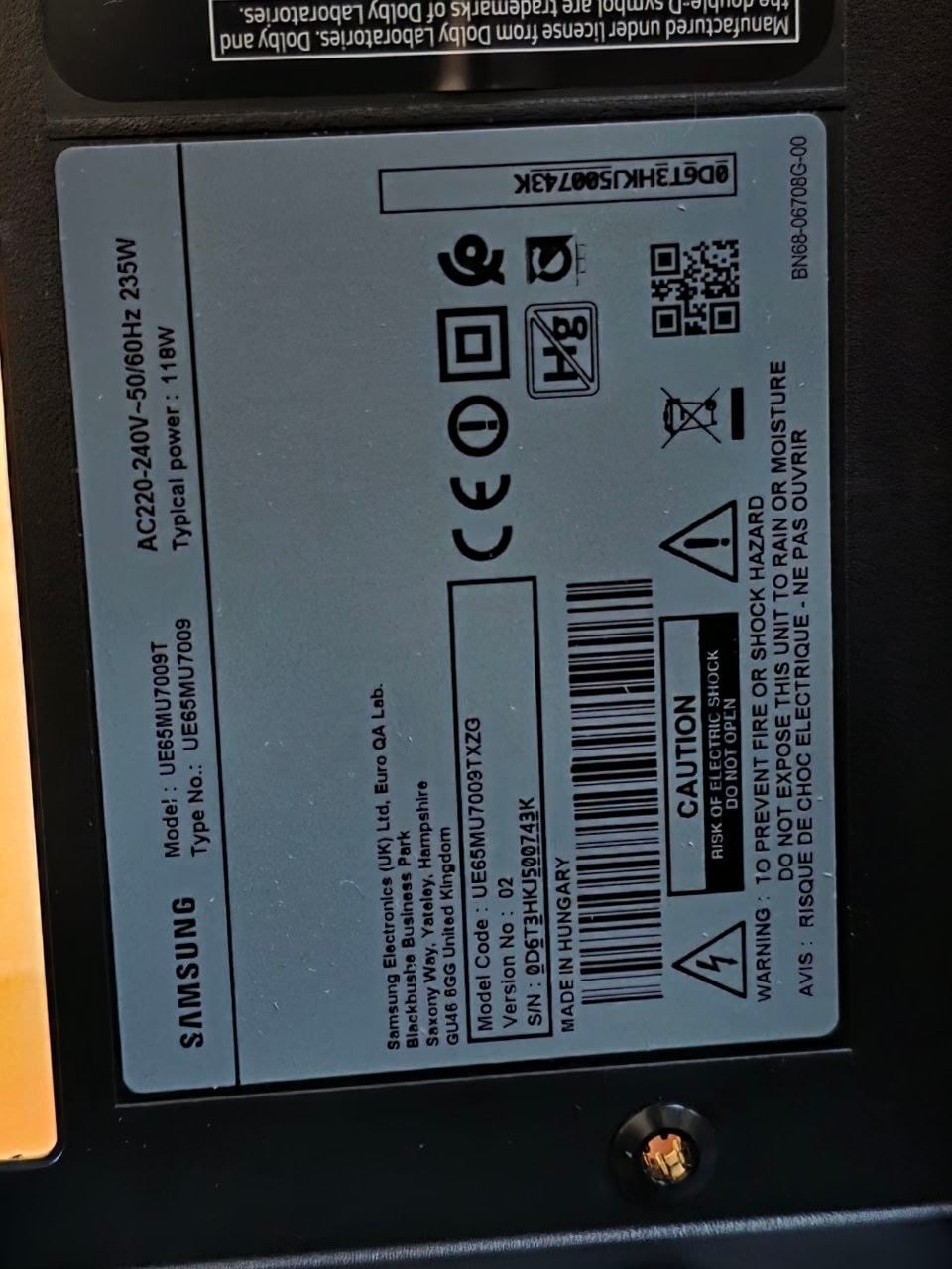 Eticheta de identificare a televizorului Samsung.